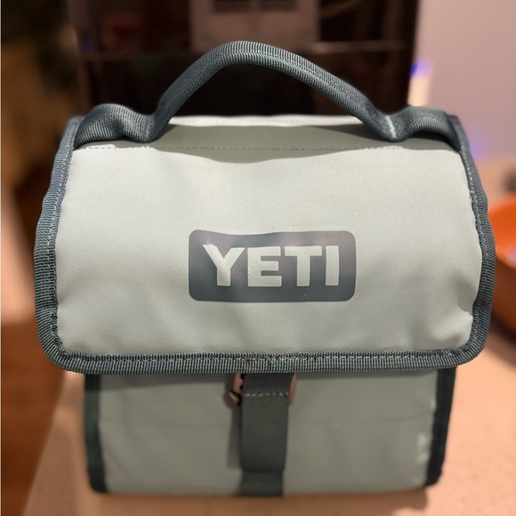 Yeti Daytrip - Picture 1 of 2